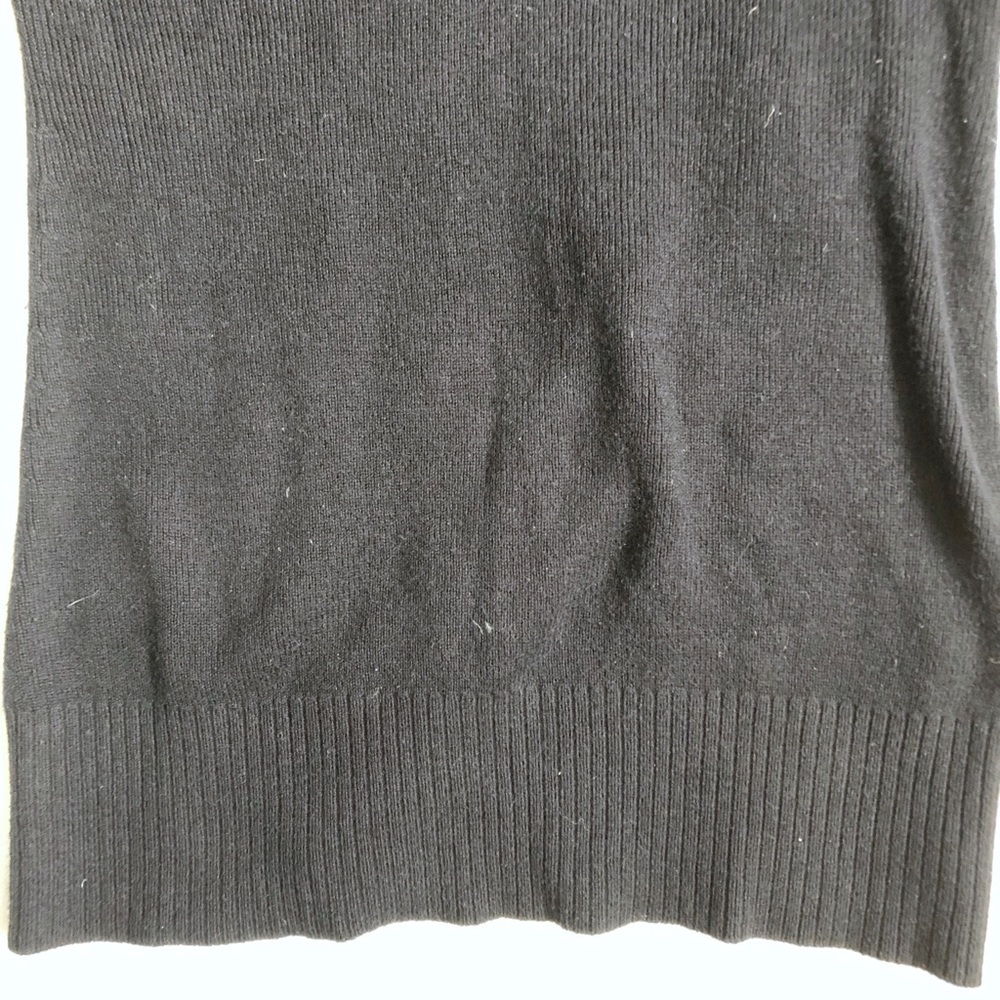 Express V-neck pullover - Picture 7 of 8